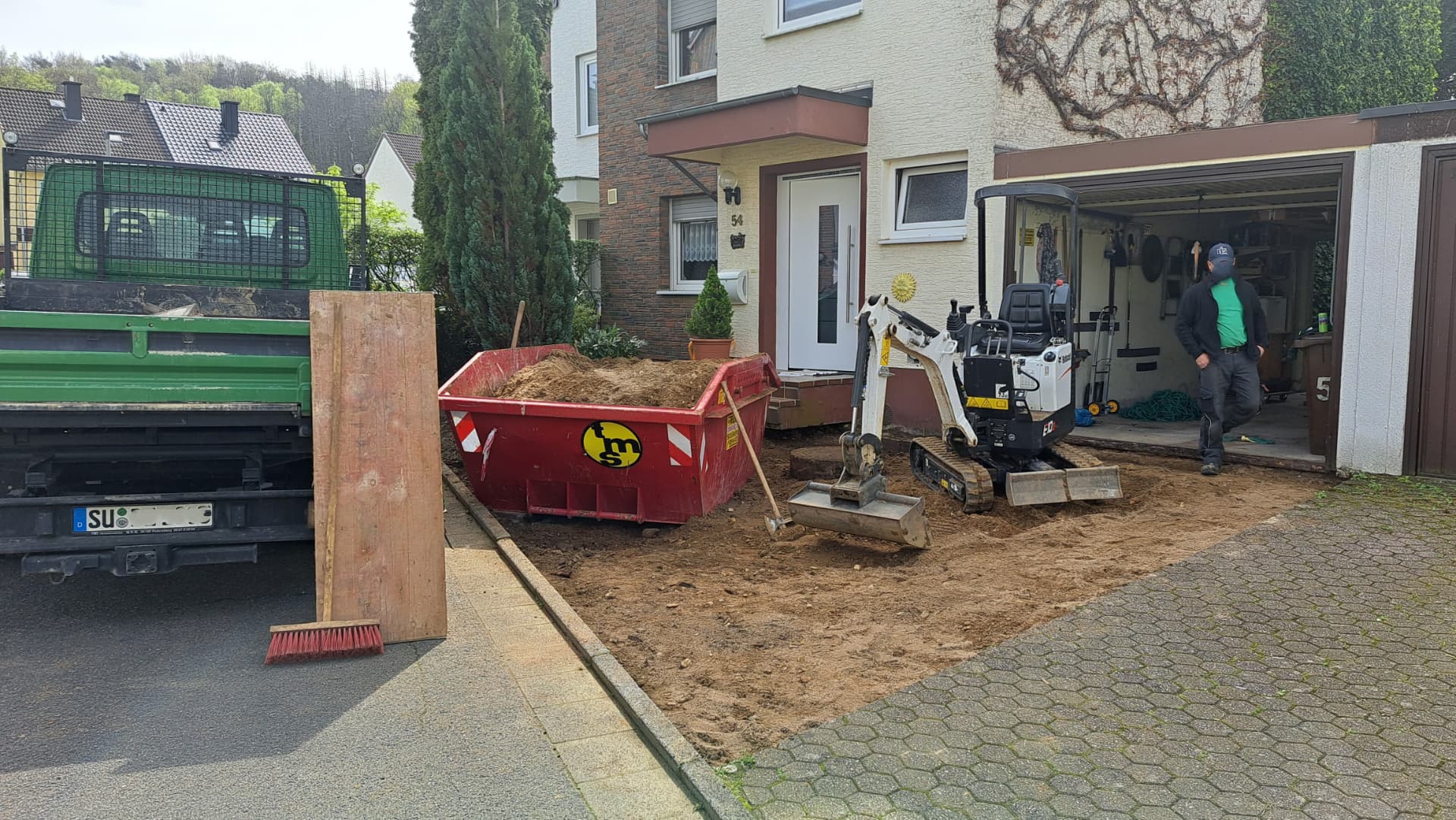 Einfahrt vor der Sanierung