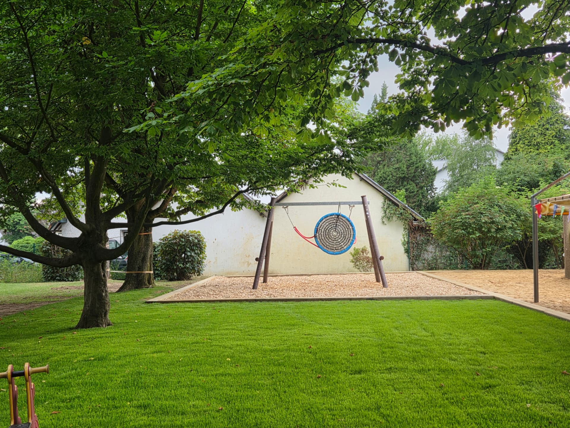 Spielplatz mit Nestschaukel
