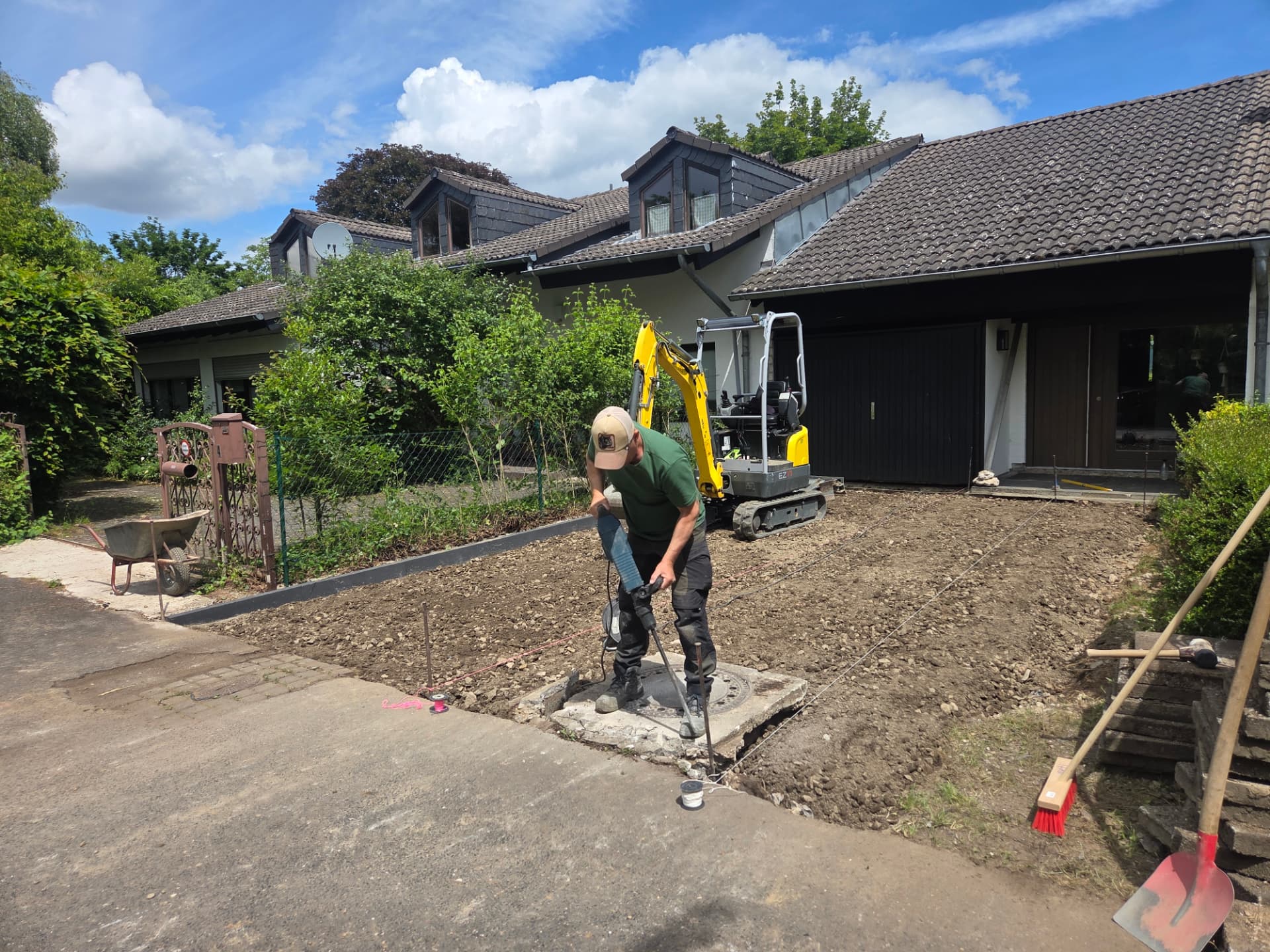 Handwerker bei der Gartengestaltung auf einer Baustelle
