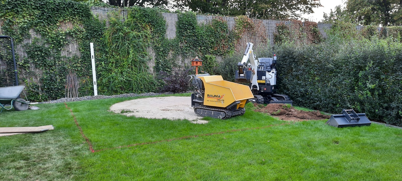 Minibagger bei Erdarbeiten im Garten