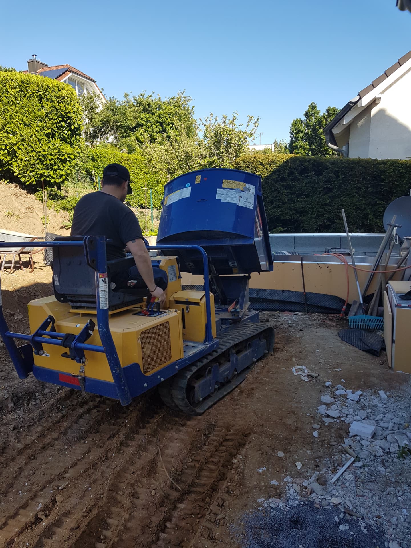 Mitarbeiter bei Erdarbeiten im Garten- und Landschaftsbau