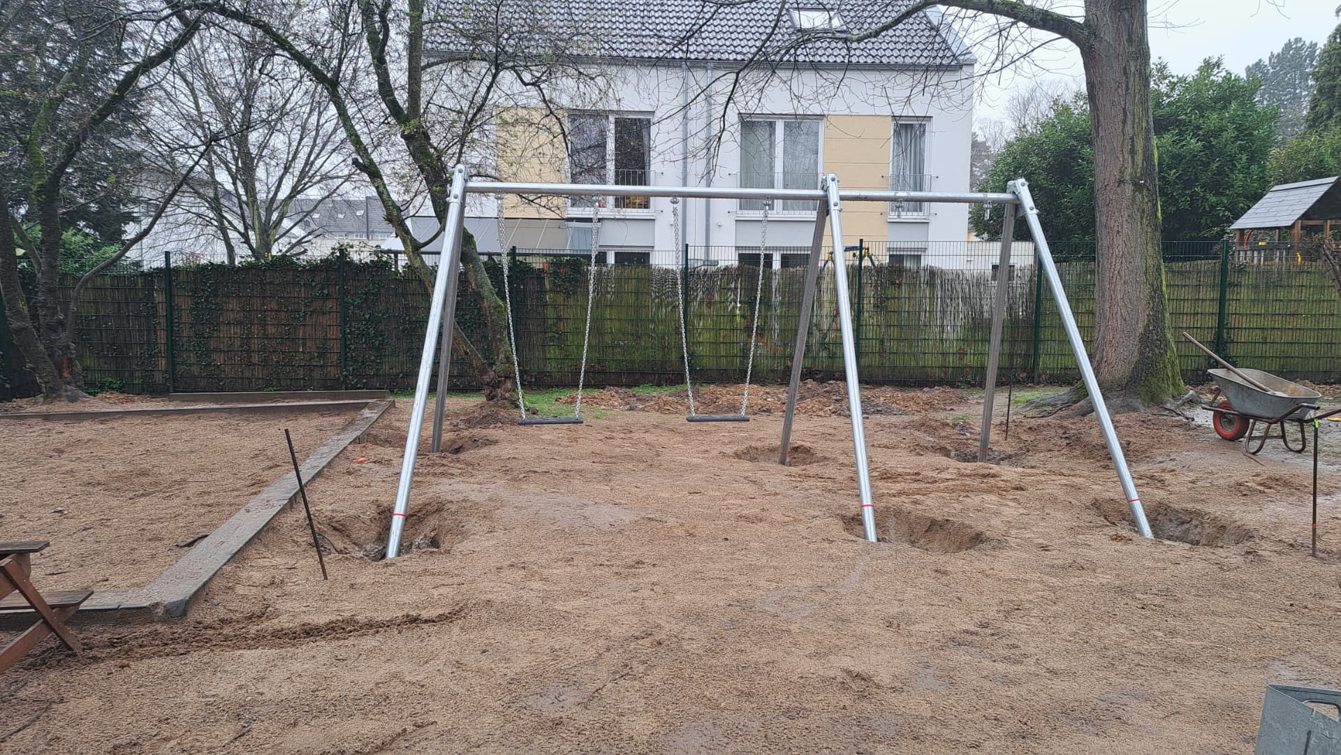Spielplatz Schaukel vor der Sanierung