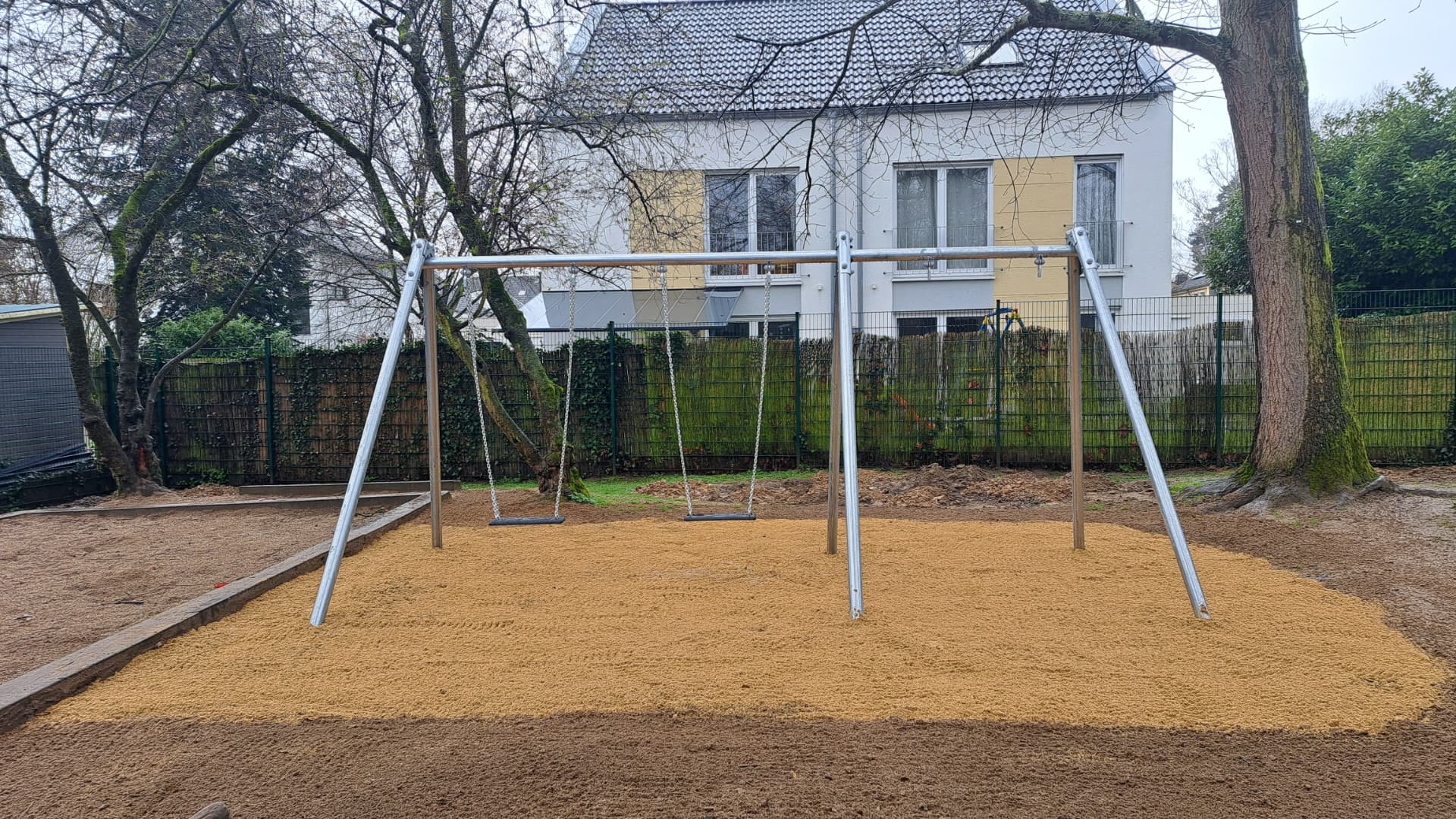 Spielplatz Schaukel nach der Sanierung